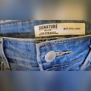 Levi's Signature Mid-Rise Cropped Blue Jeans